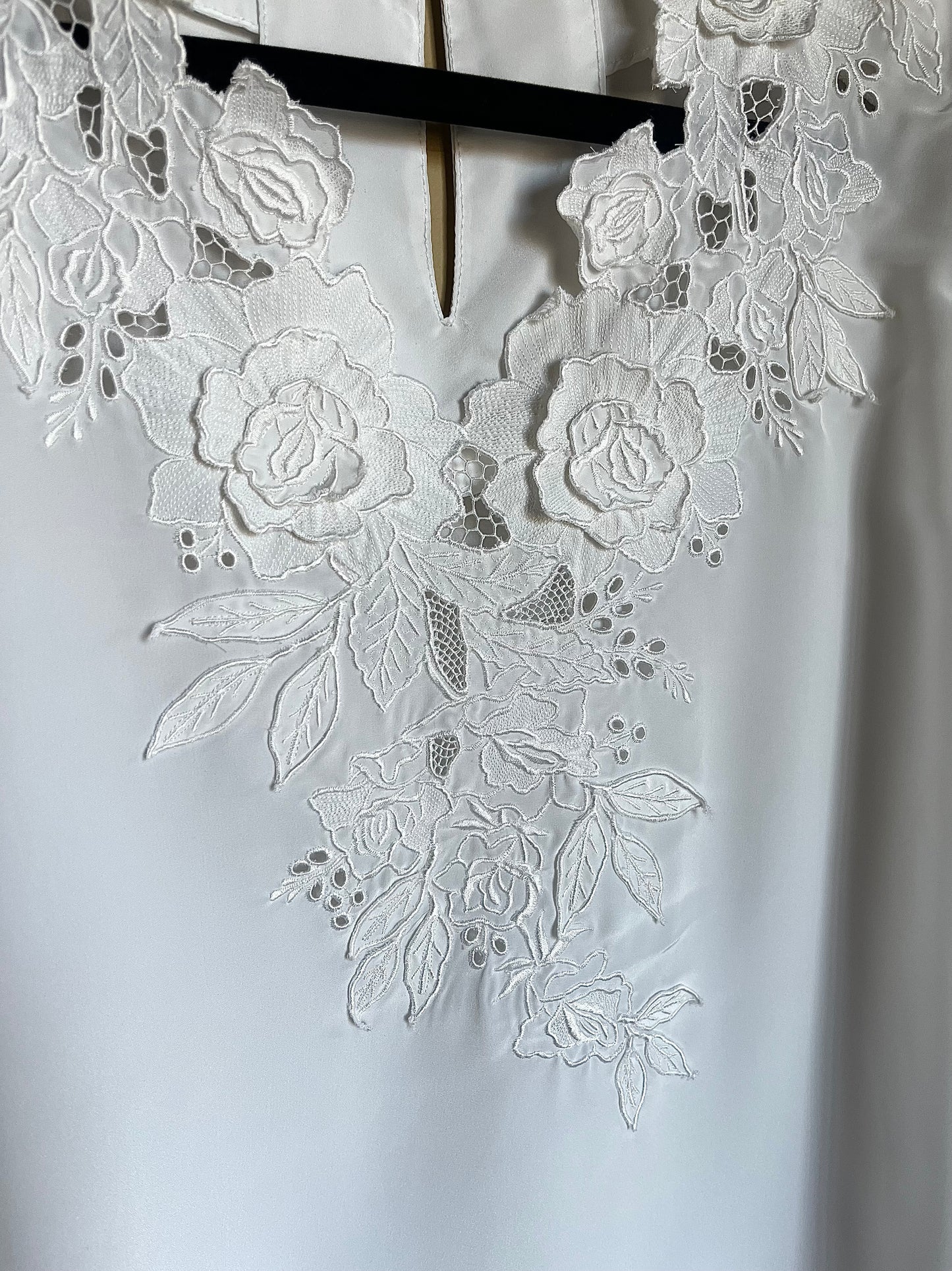 Vit vintageblus spetsapplikationer