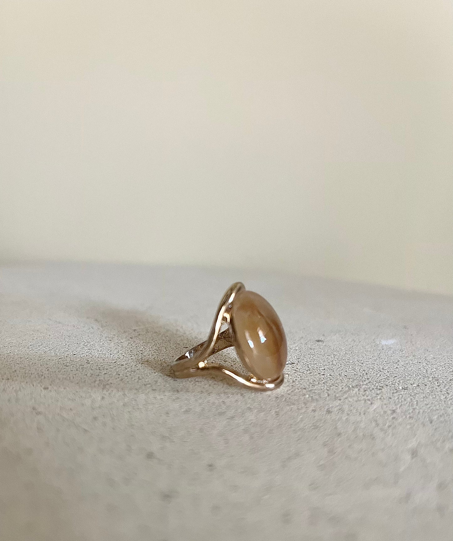 Ring med stor gulbrun sten