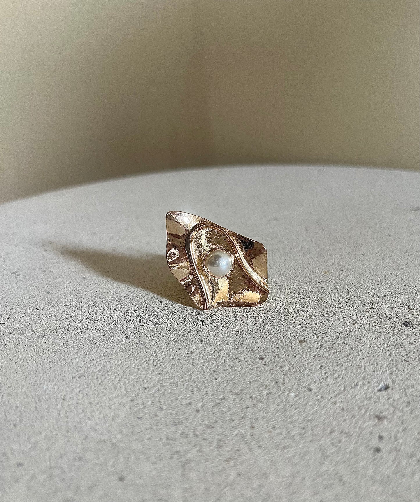 Ring med pärla