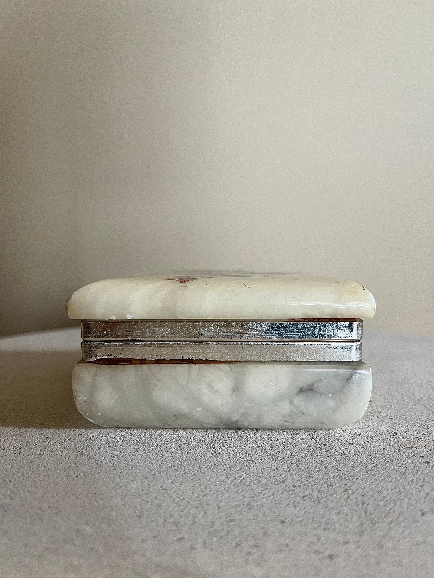 Äldre smyckesask i alabaster