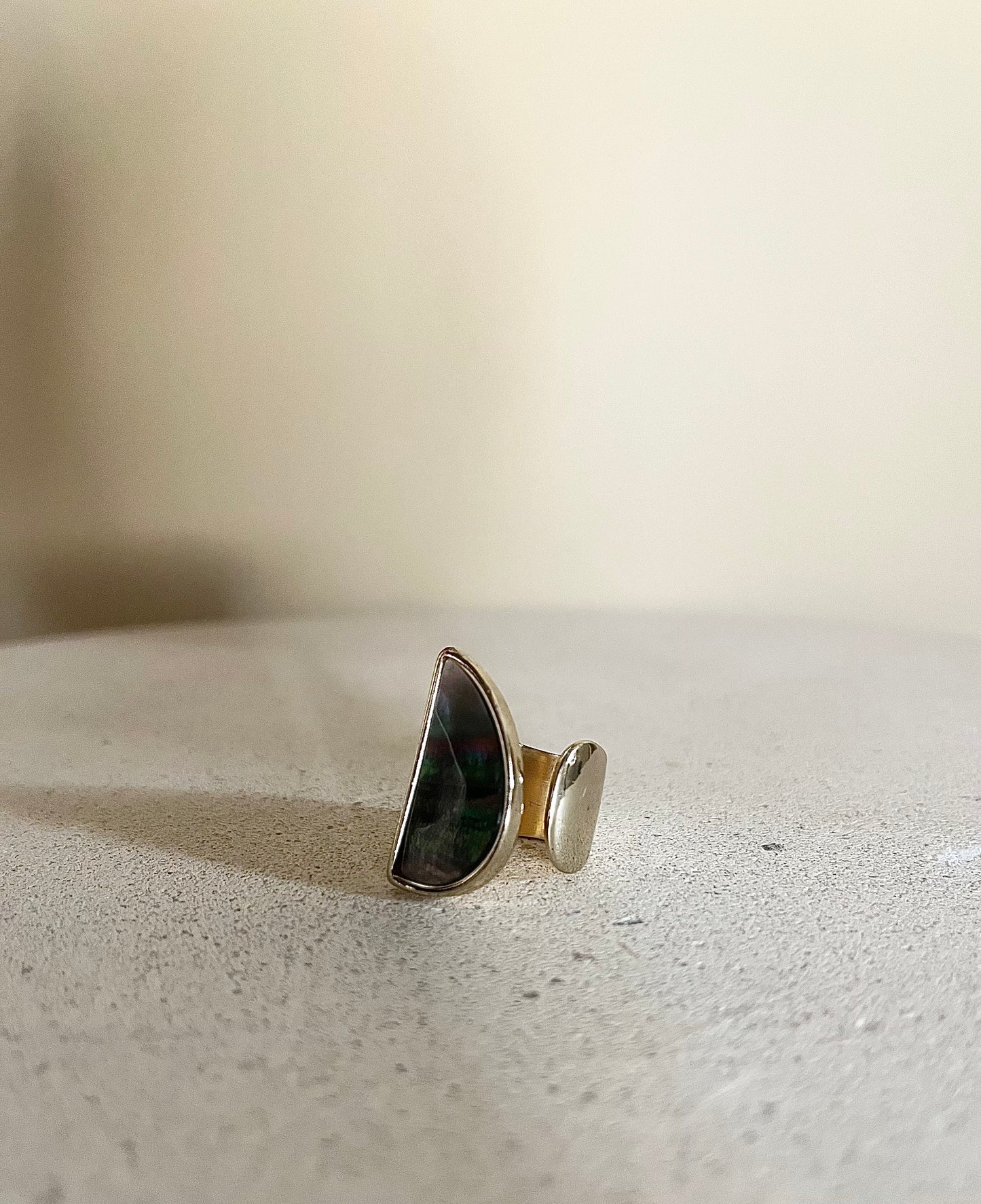 Ring med pärlemordetalj