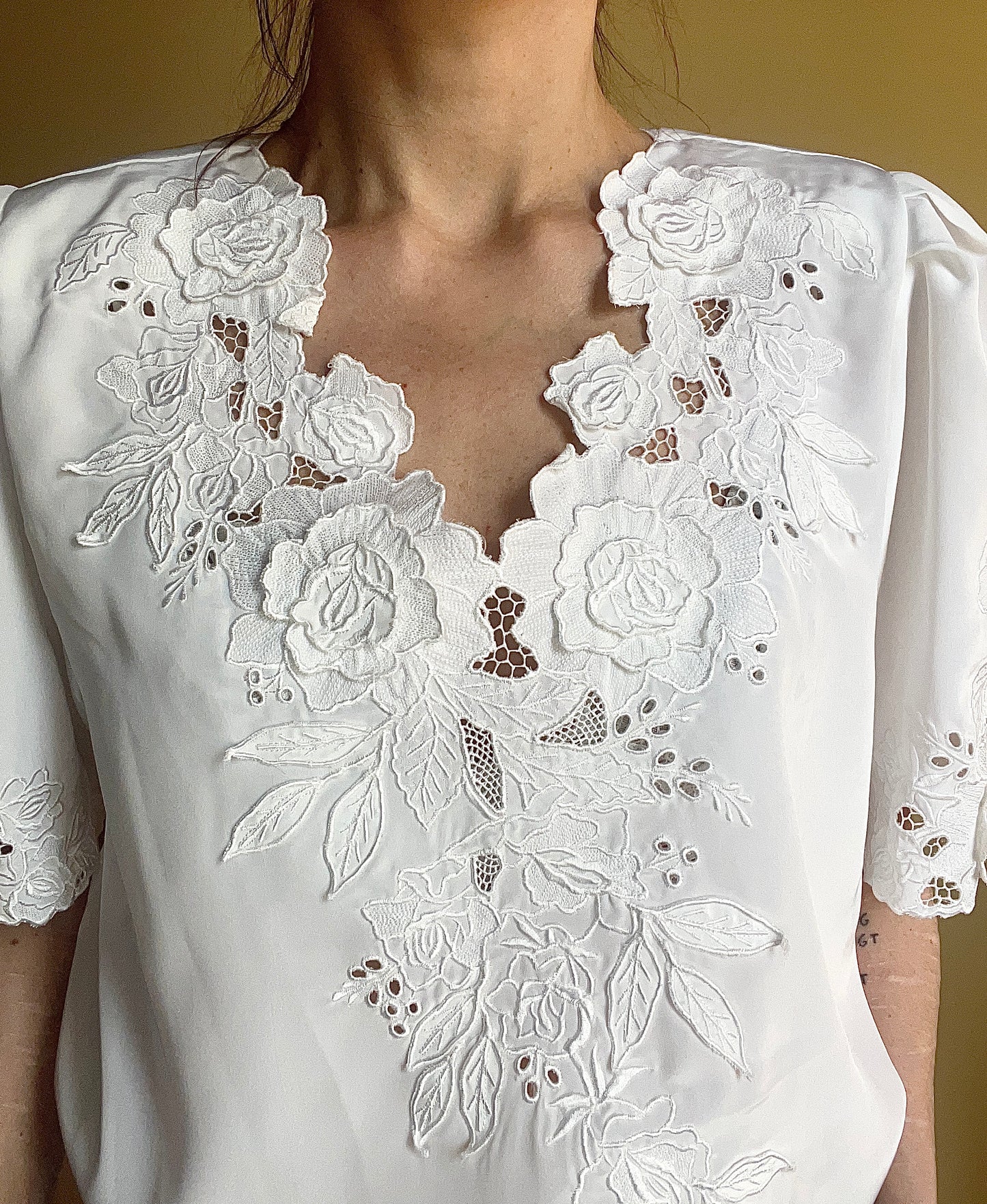 Vit vintageblus spetsapplikationer