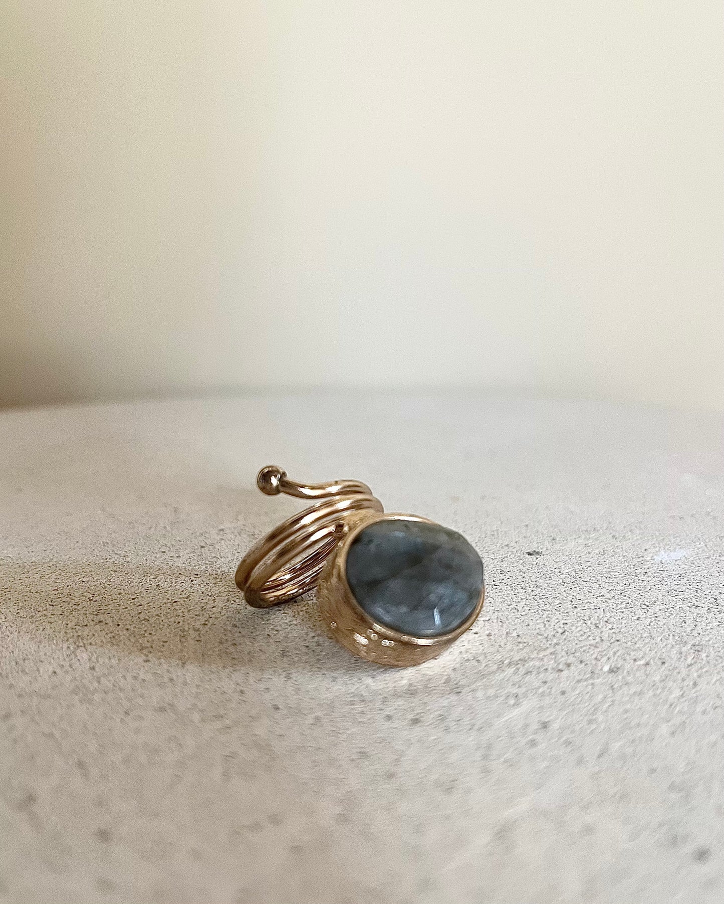 Ring med stor grå sten