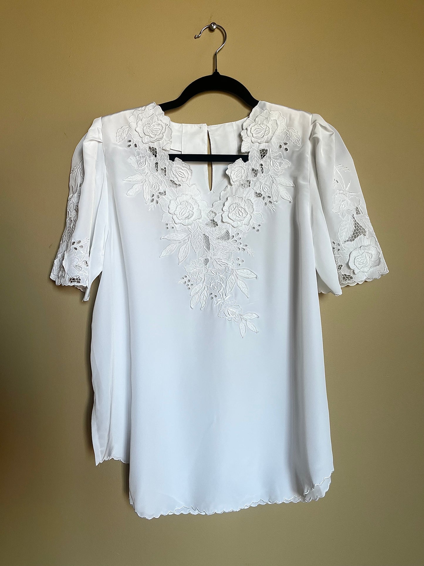 Vit vintageblus spetsapplikationer