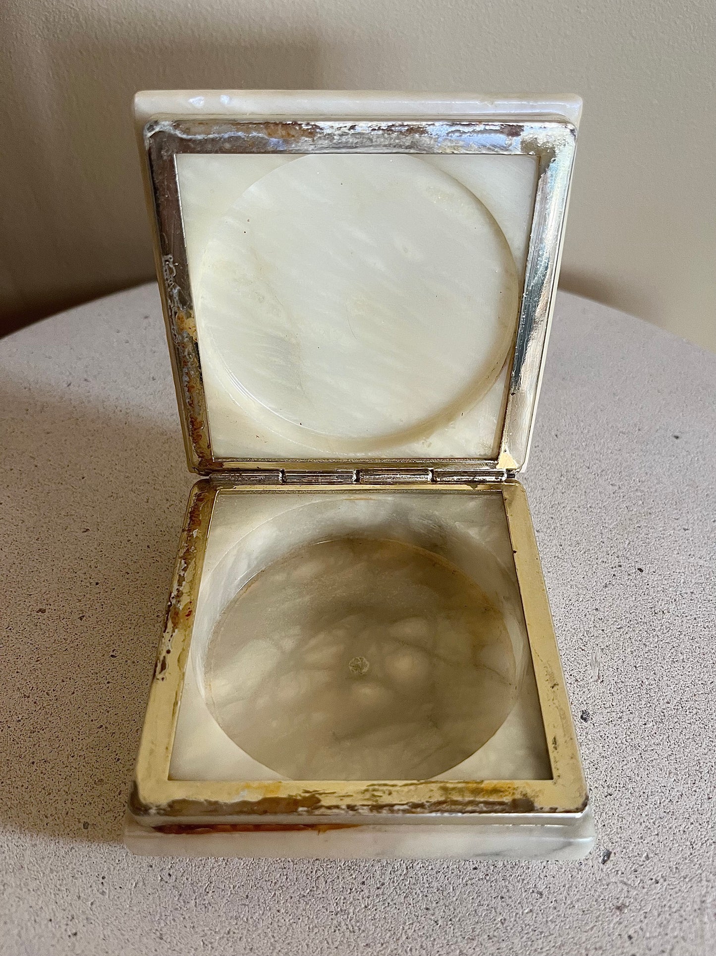 Äldre smyckesask i alabaster