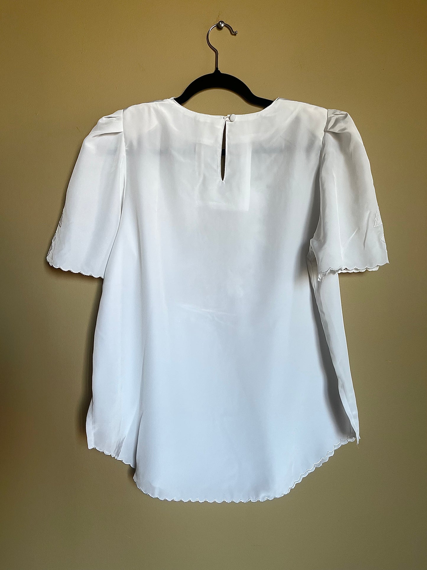 Vit vintageblus spetsapplikationer