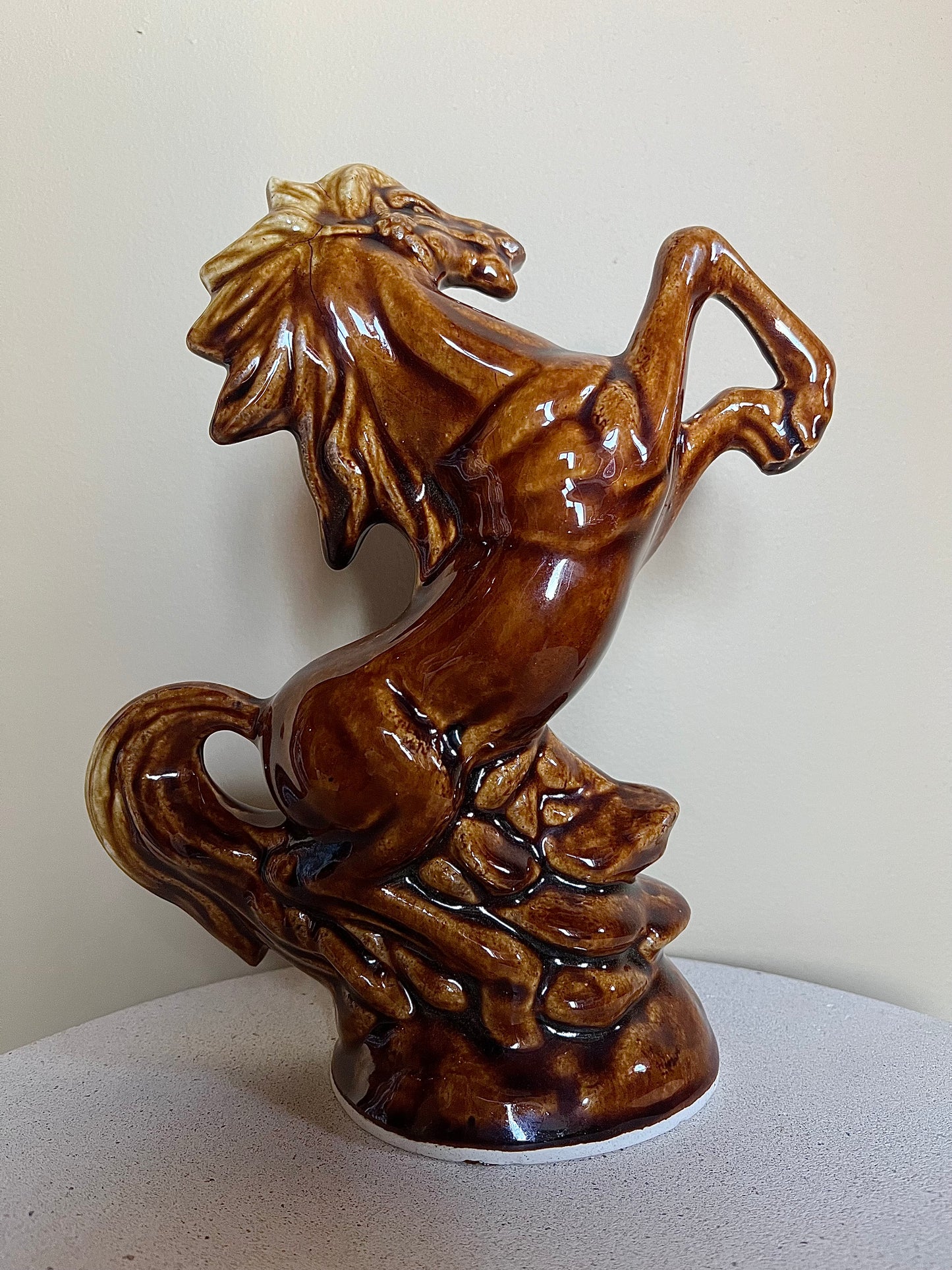 Prydnadshäst i keramik