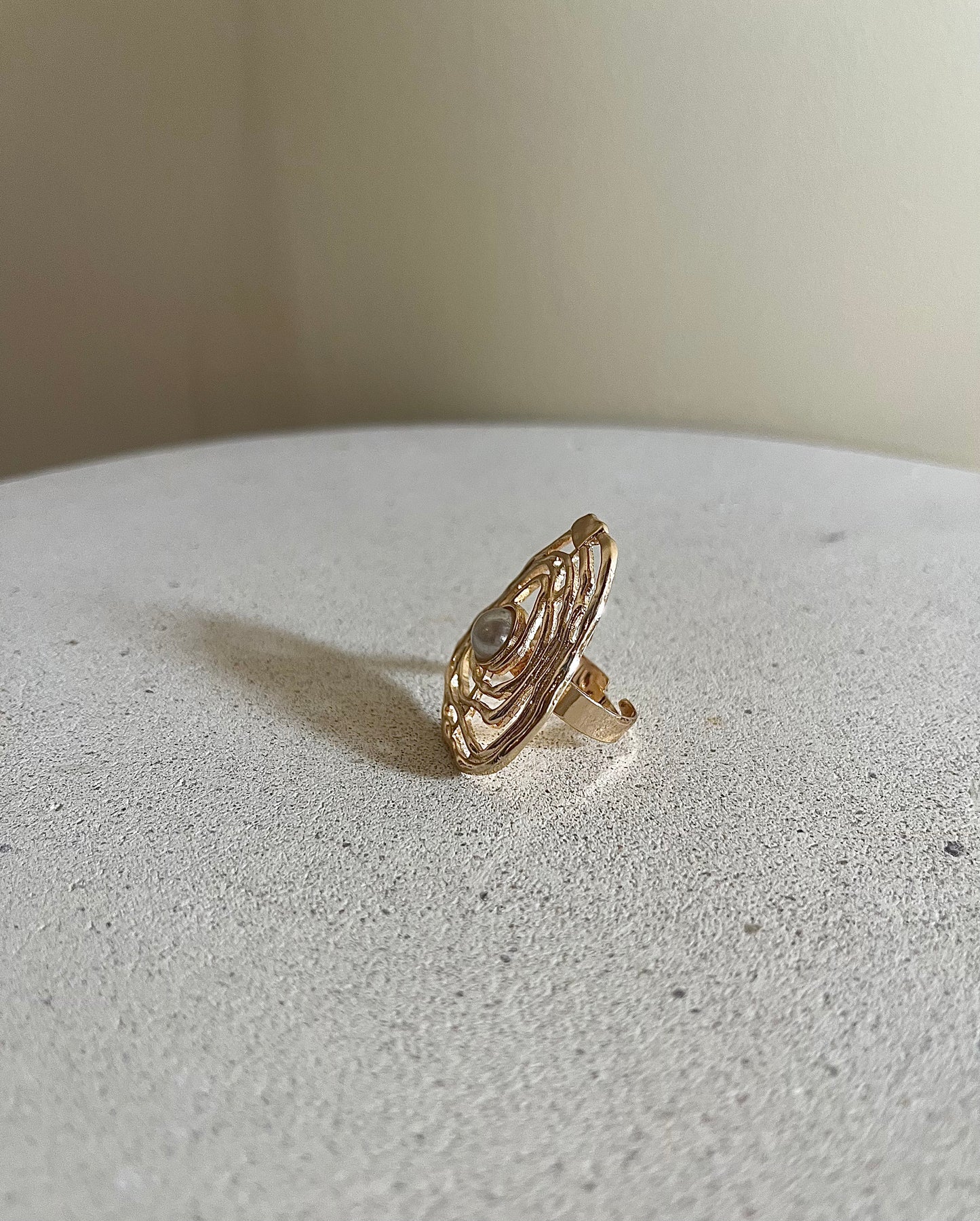 Stor ring med pärla