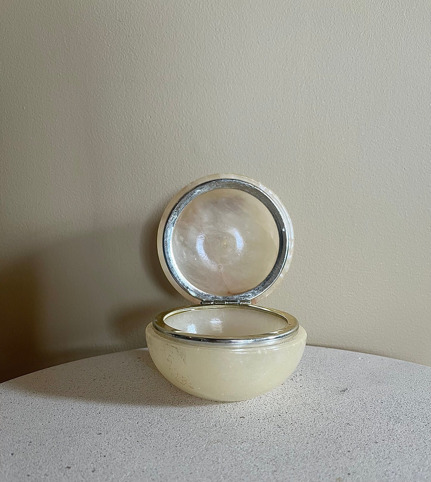 Smyckesask alabaster