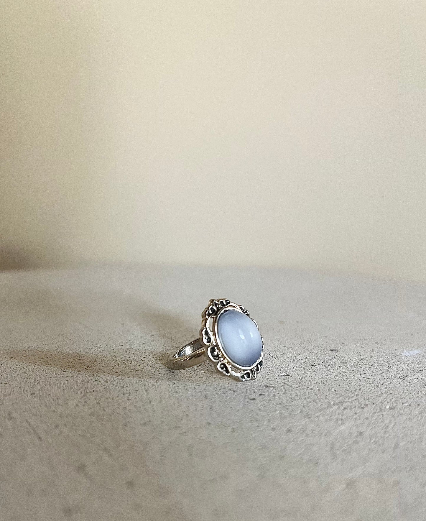Ring med grå sten