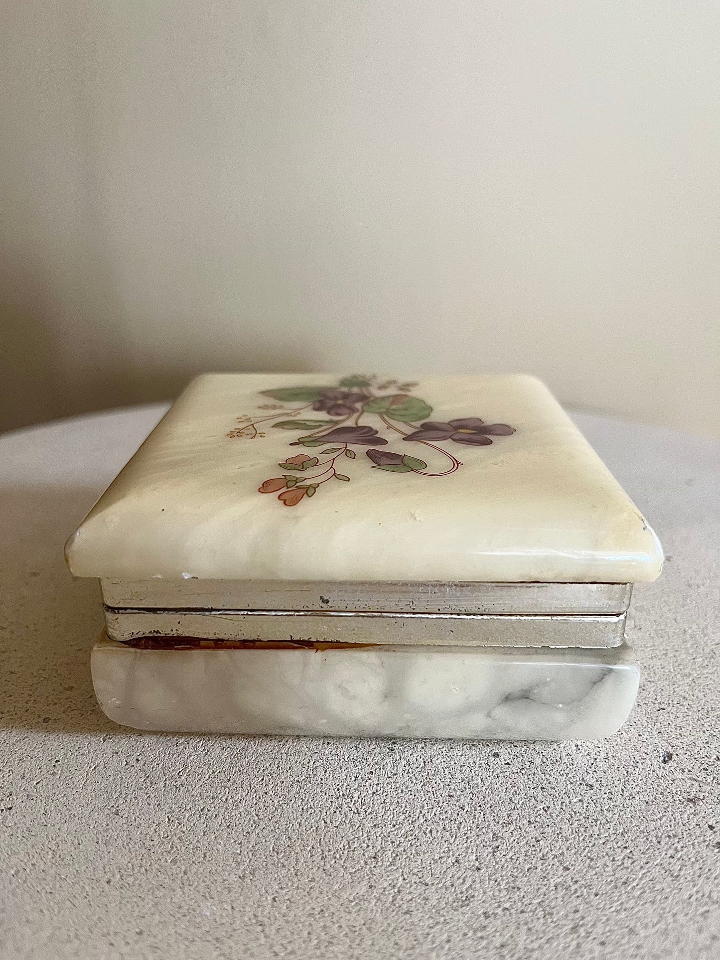 Äldre smyckesask i alabaster