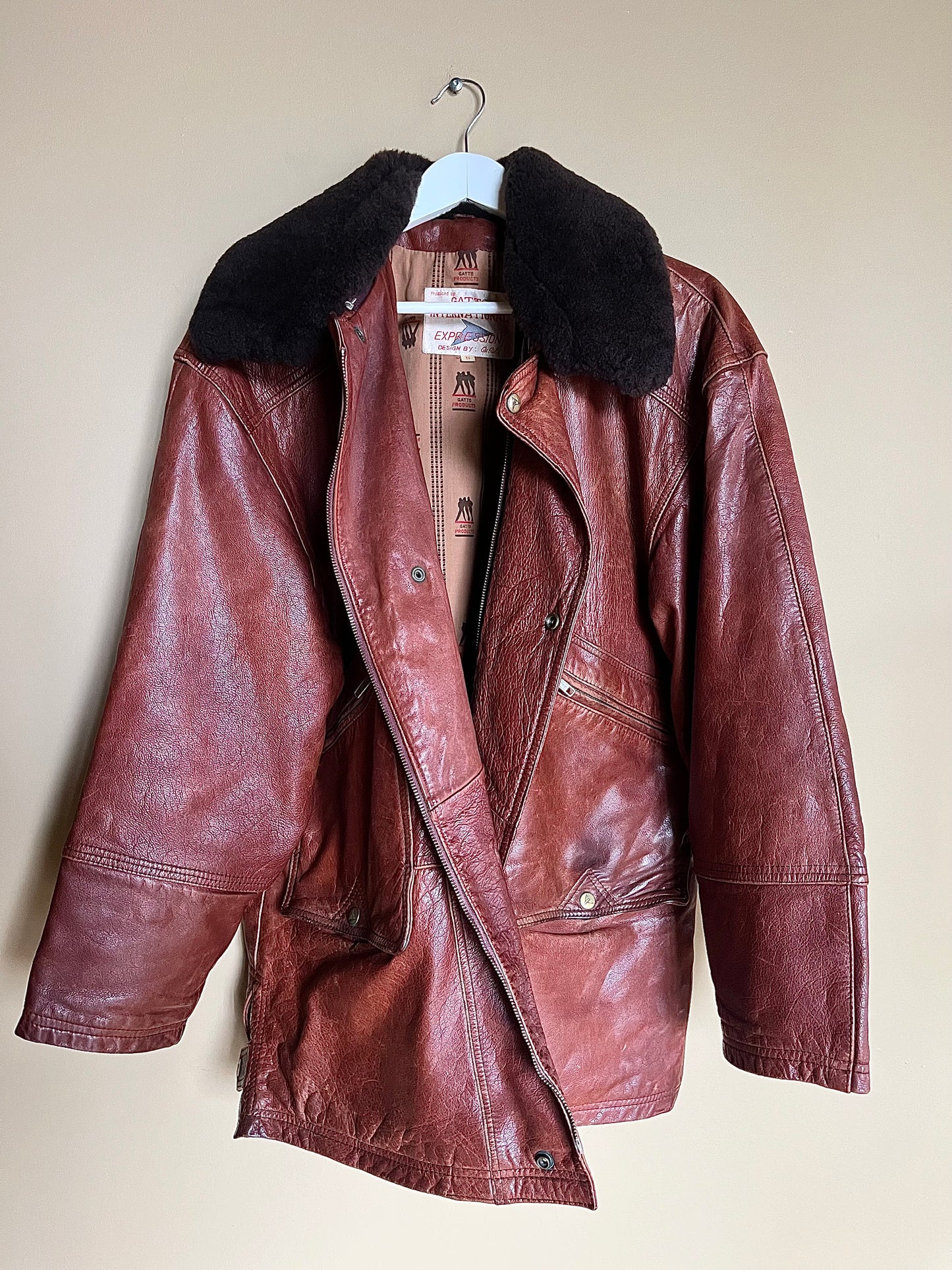 Brun skinnjacka med fårskinnskrage