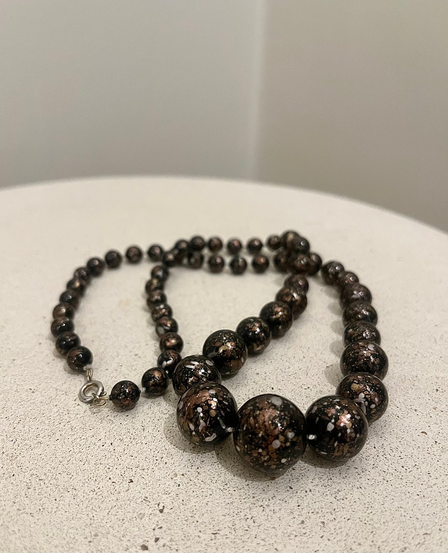 Halsband svarta/metallic pärlor