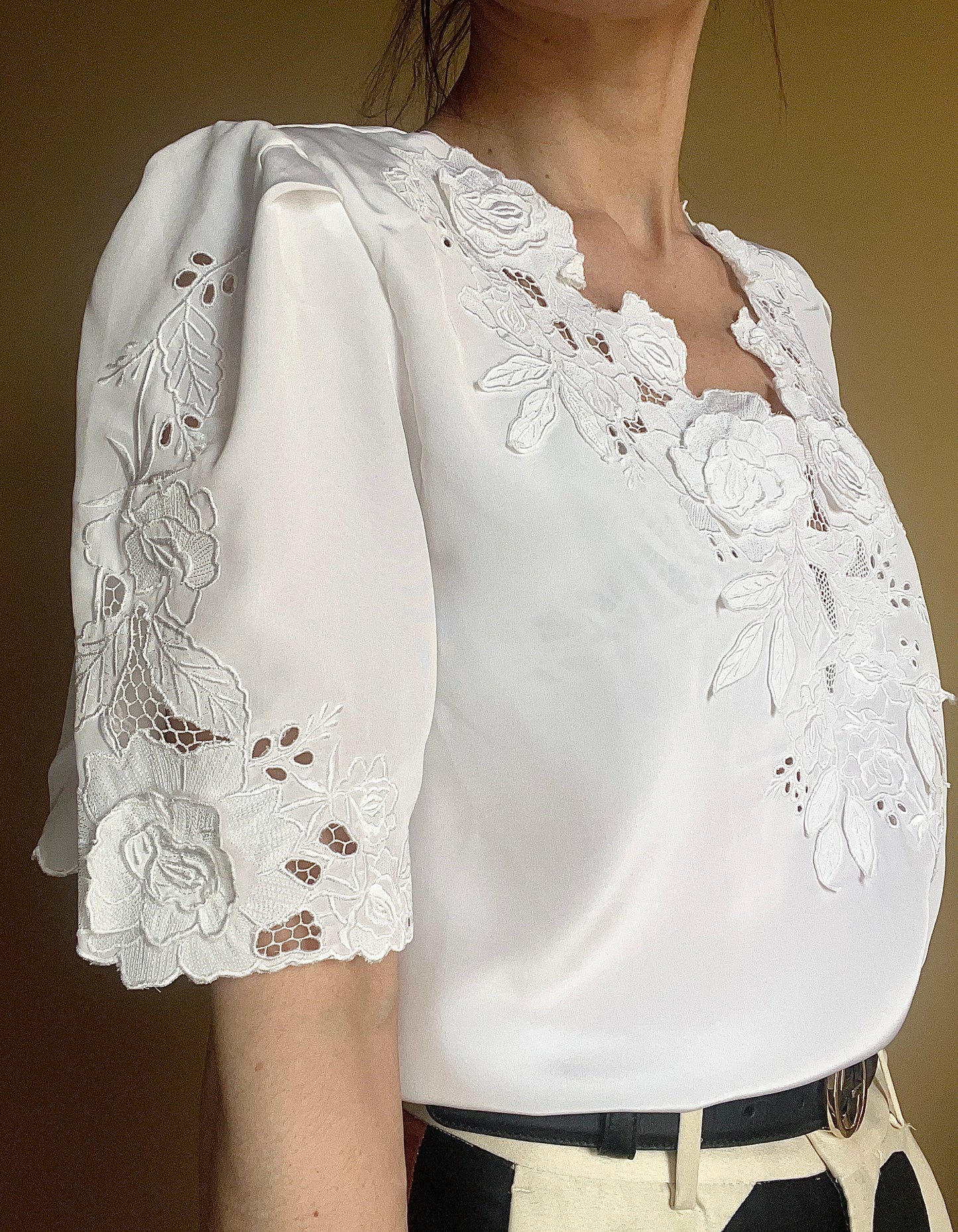 Vit vintageblus spetsapplikationer