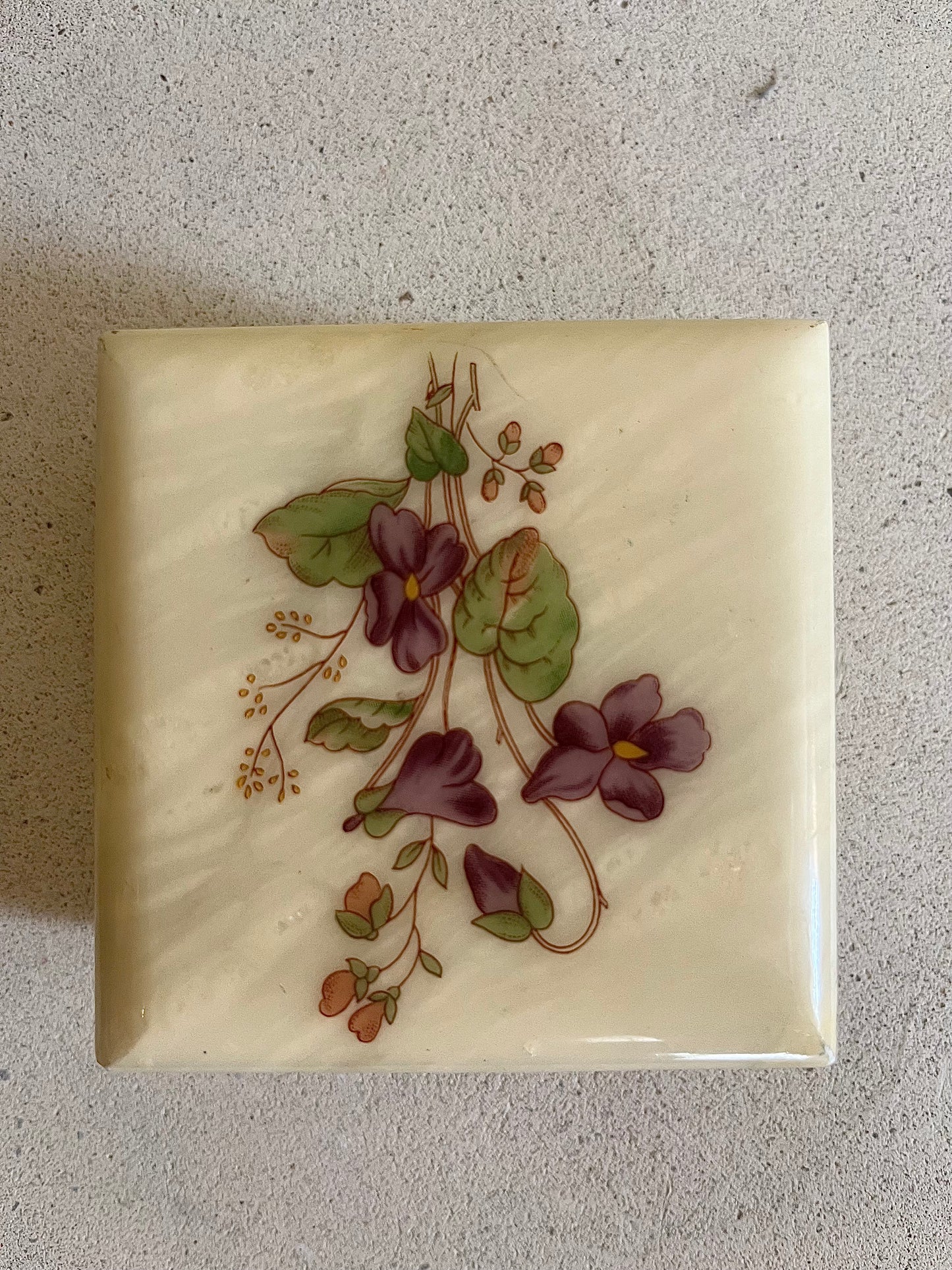 Äldre smyckesask i alabaster
