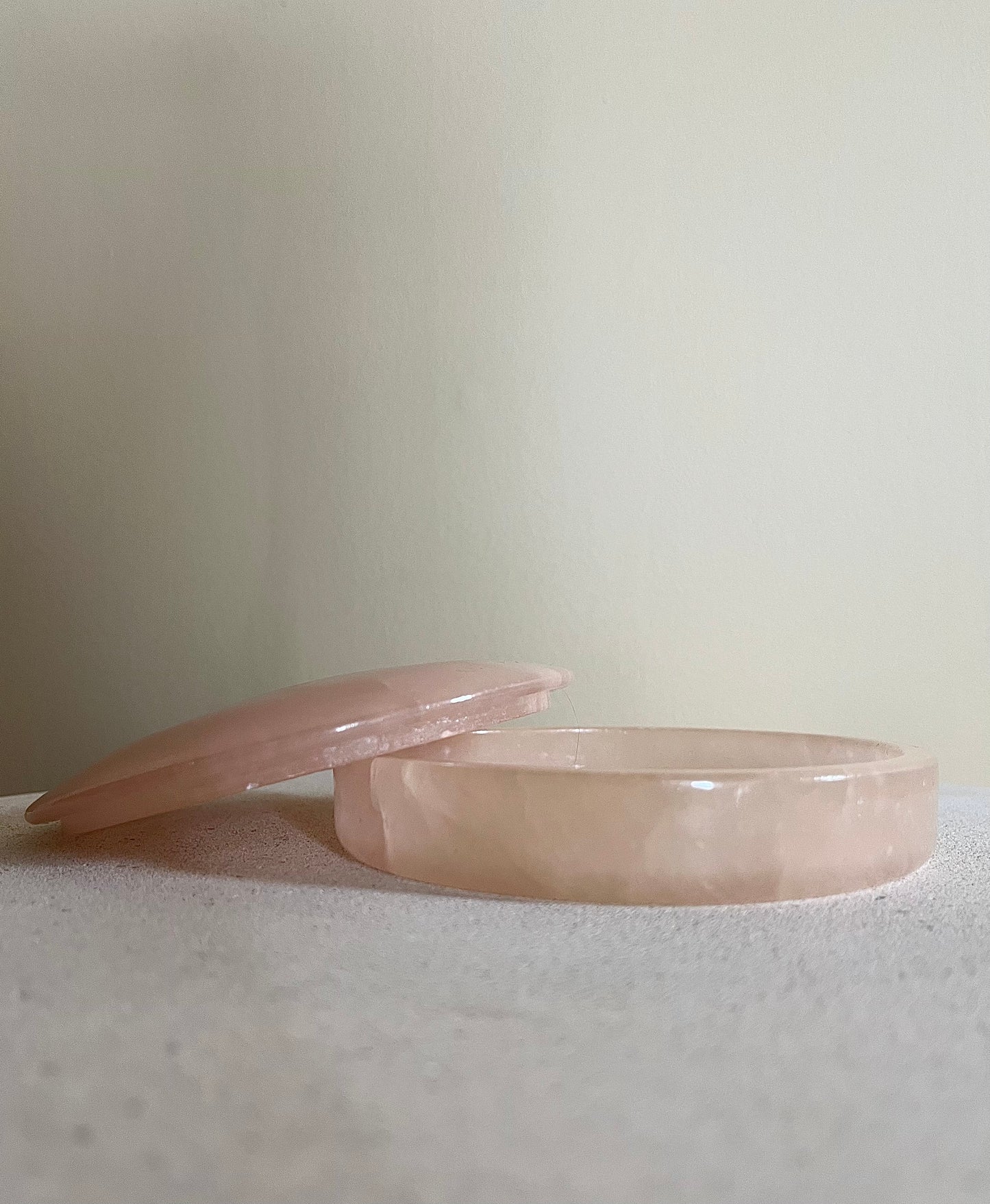 Smyckesask i rosa alabaster