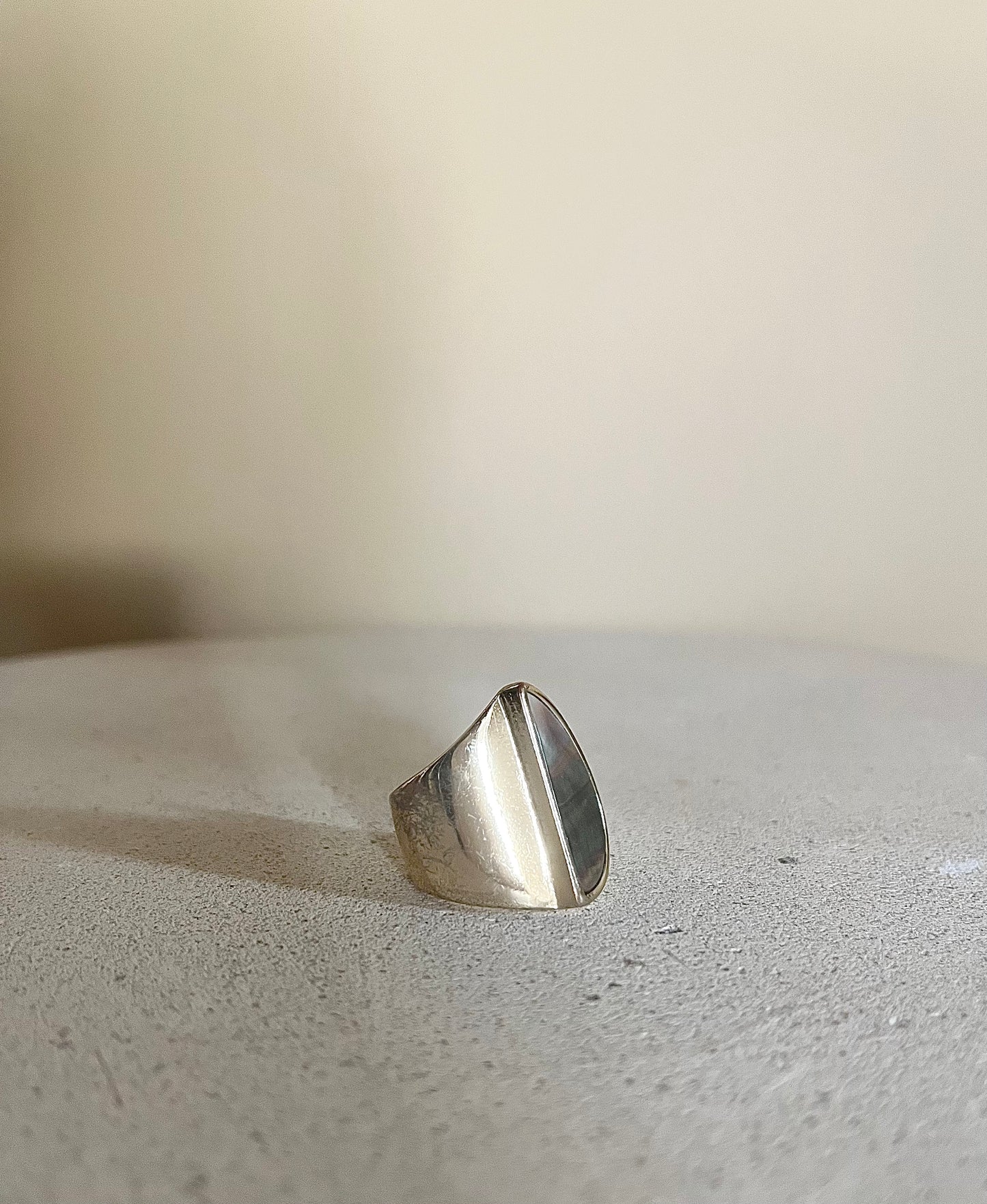 Ring med pärlemordetalj
