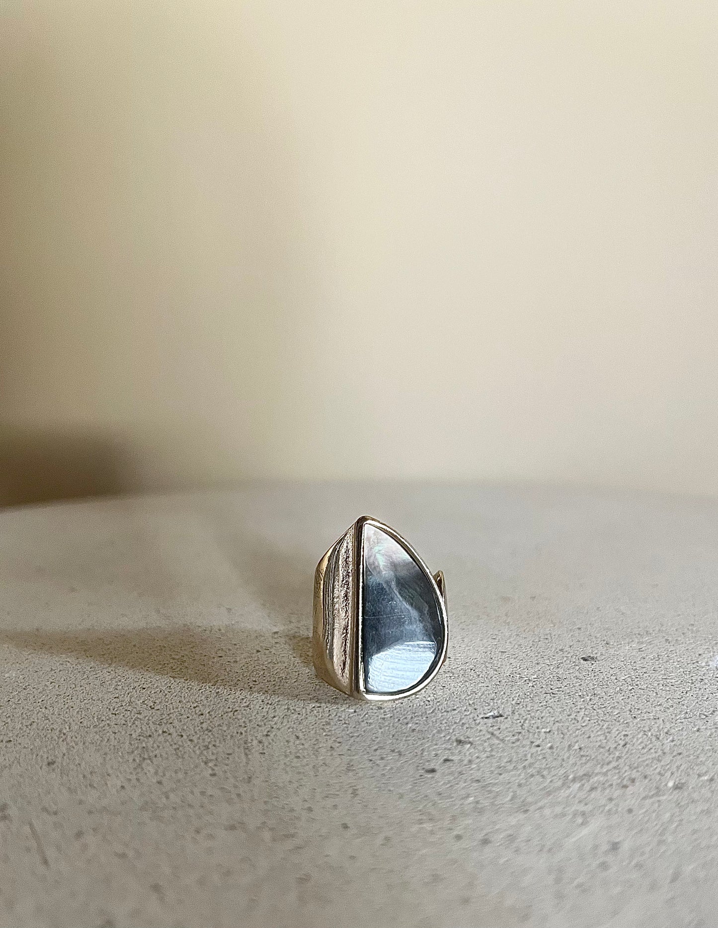 Ring med pärlemordetalj