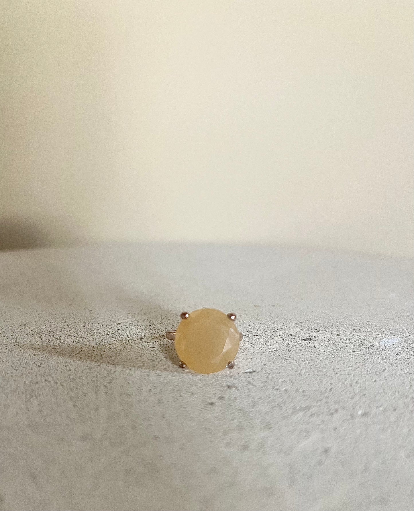Ring med honungsgul sten