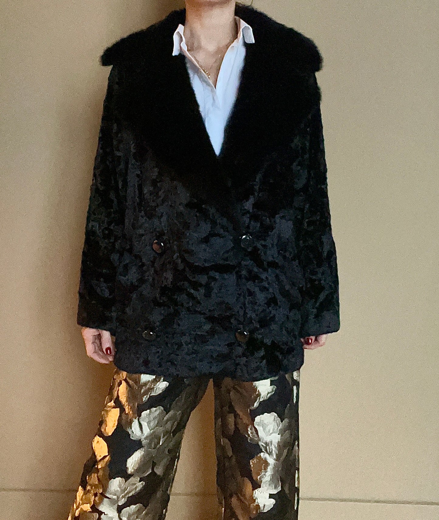 Svart kappa i faux fur