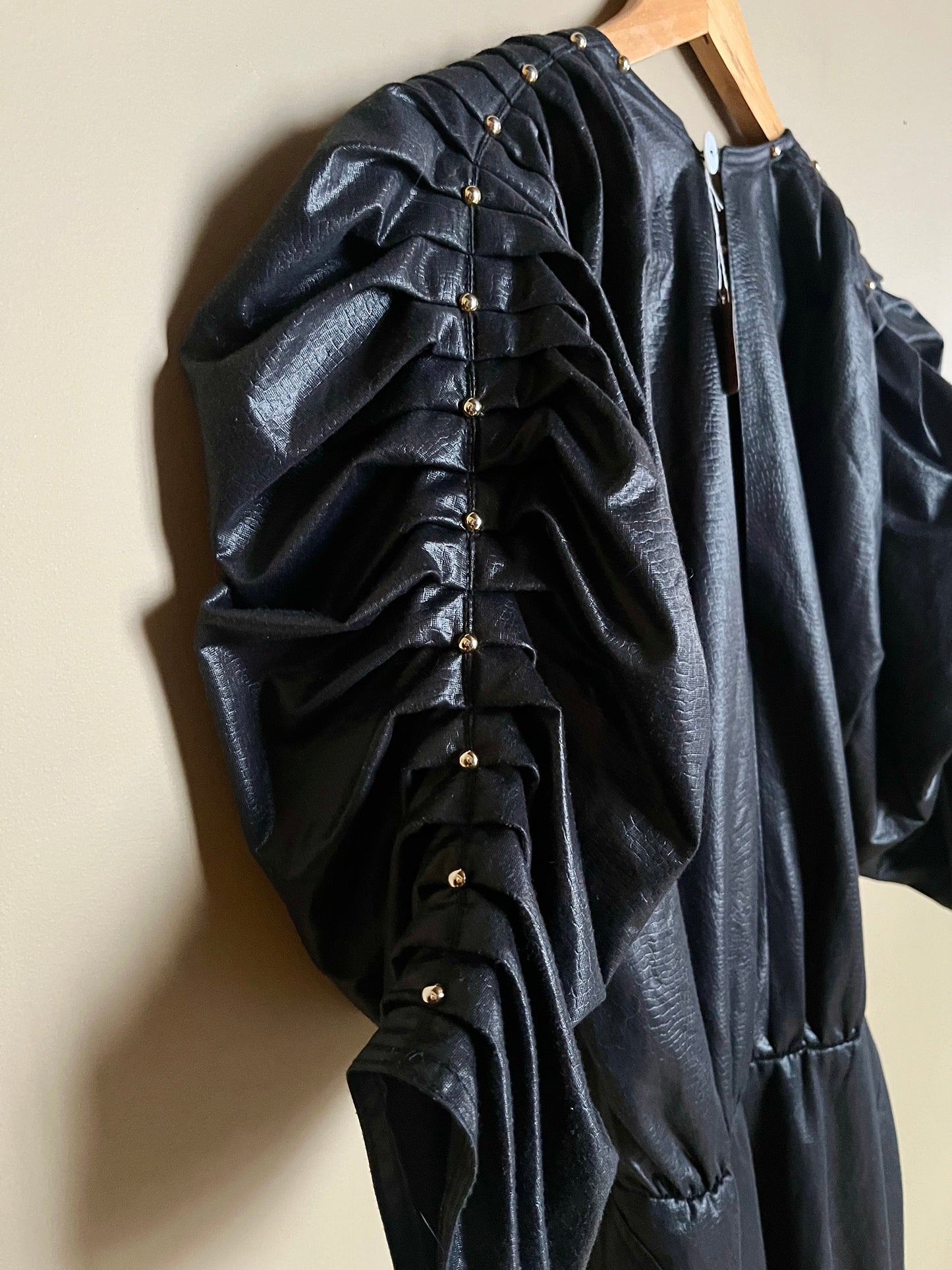 Svart klänning med nitar och rysch