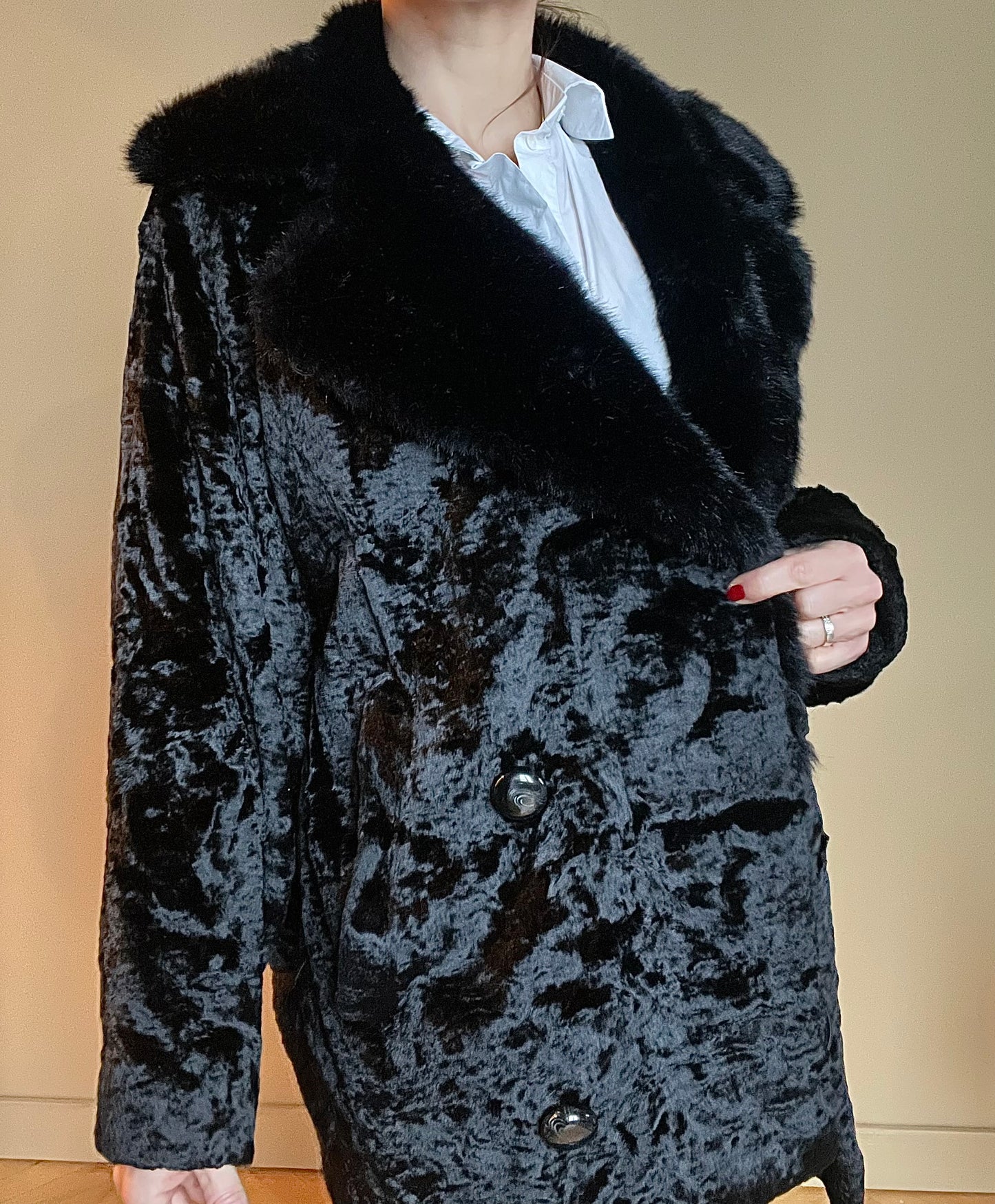 Svart kappa i faux fur