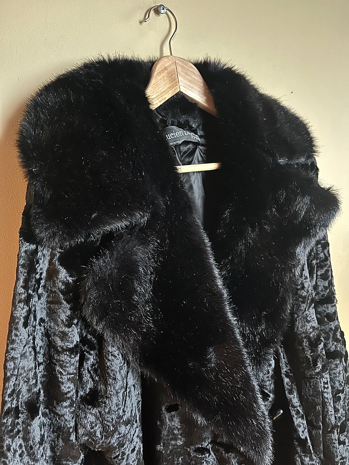 Svart kappa i faux fur
