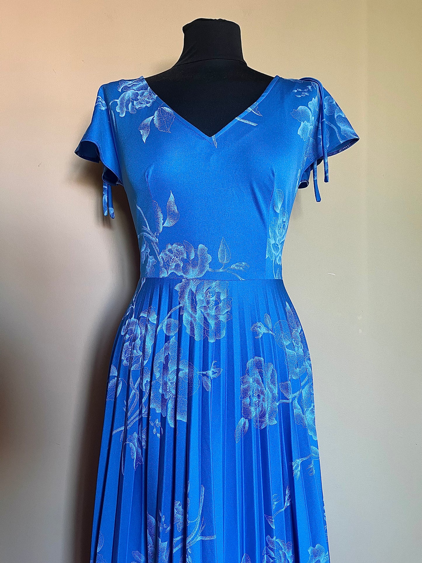 Klarblå vintageklänning 1970-tal