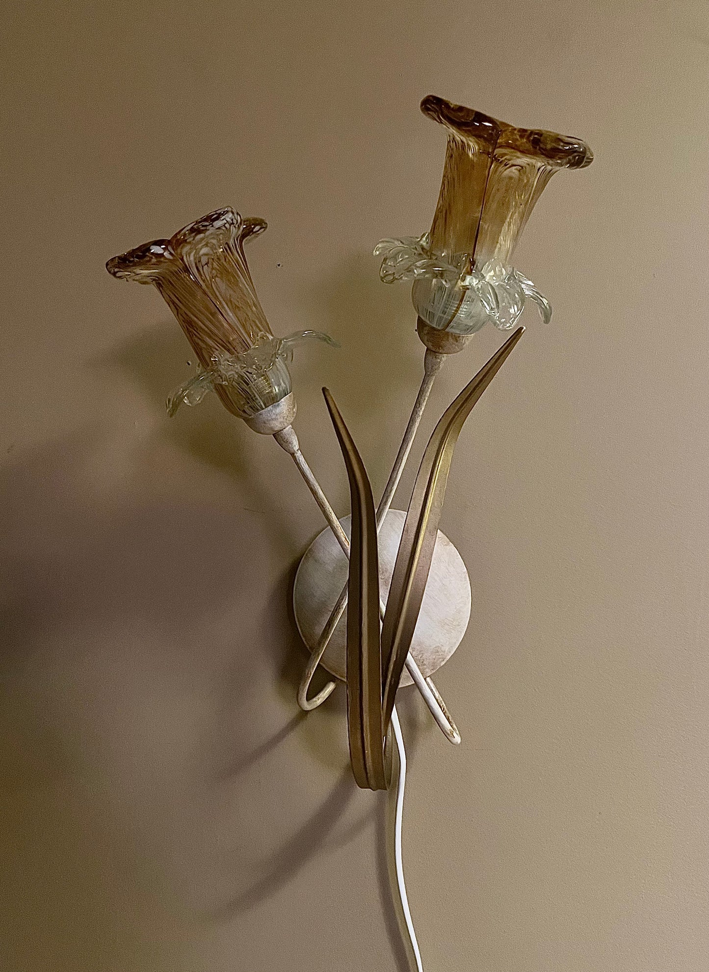 Vägglampa med blommor av Muranoglas