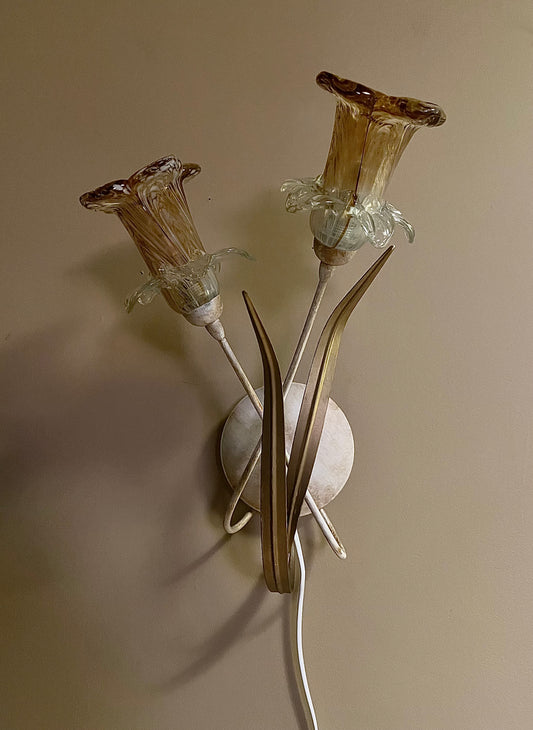 Vägglampa med blommor av Muranoglas