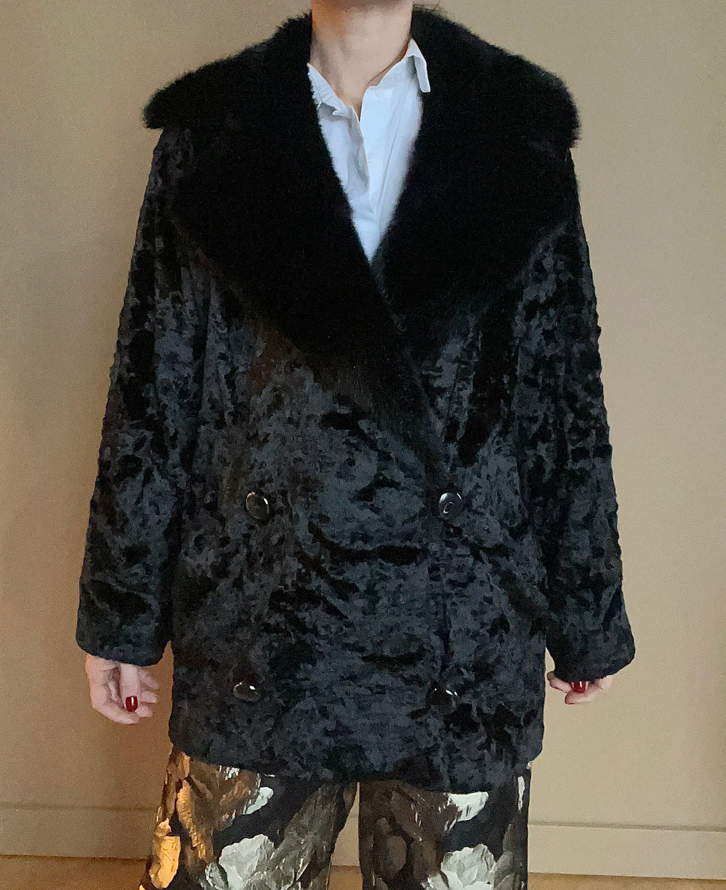 Svart kappa i faux fur