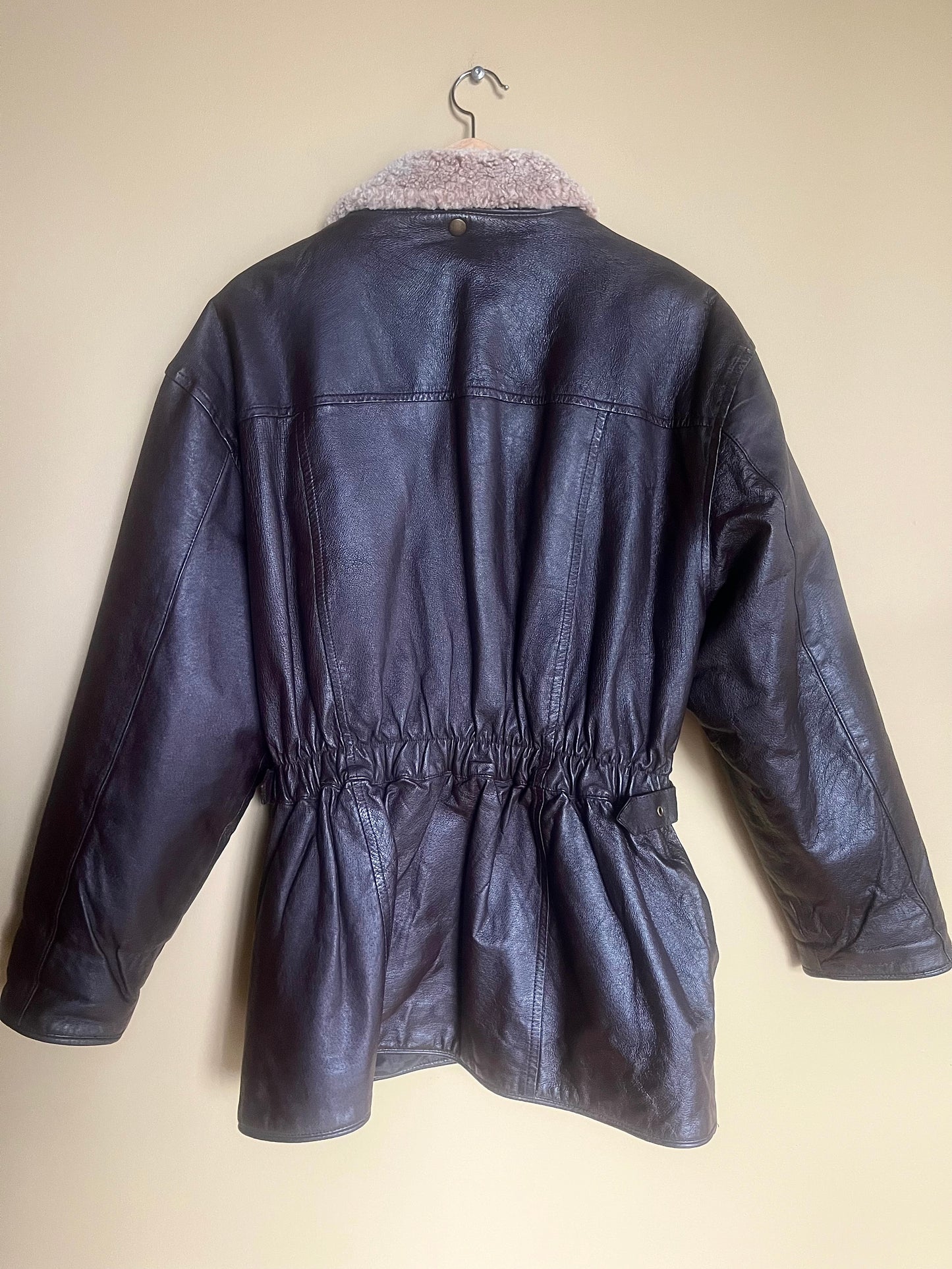 Skinnjacka med fårskinnskrage