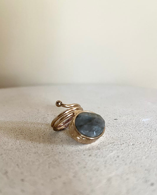 Ring med stor grå sten