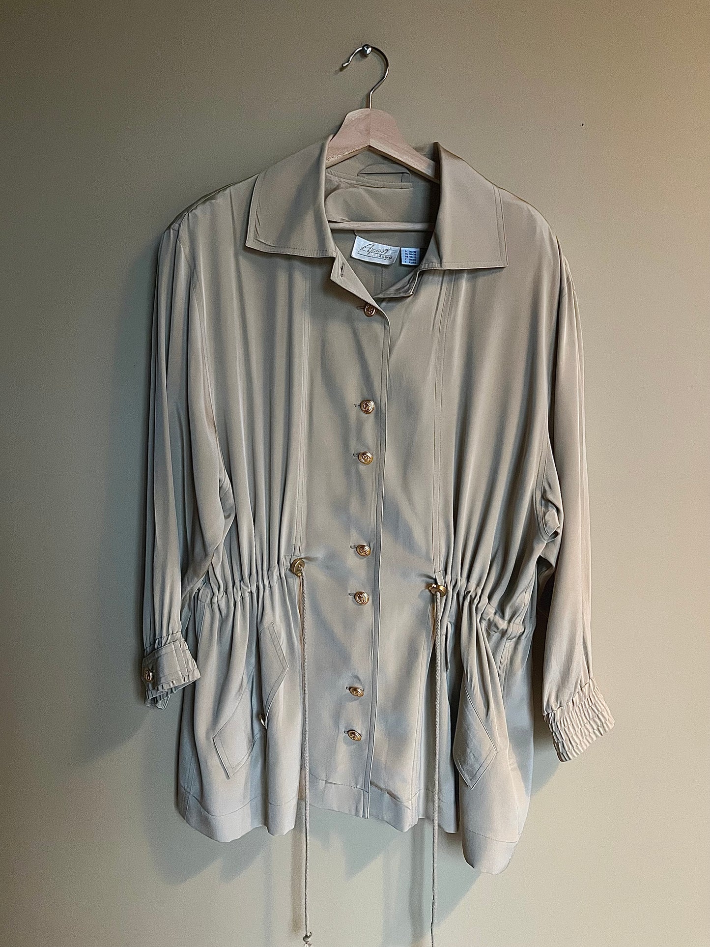 Sidenskjorta med brodyr