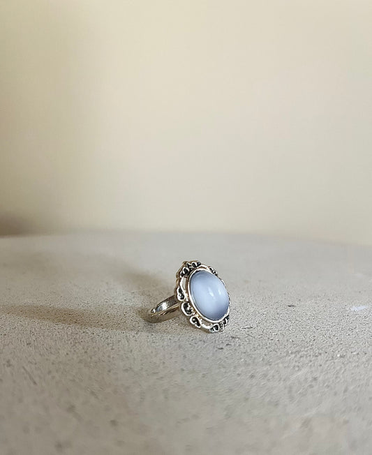 Ring med grå sten