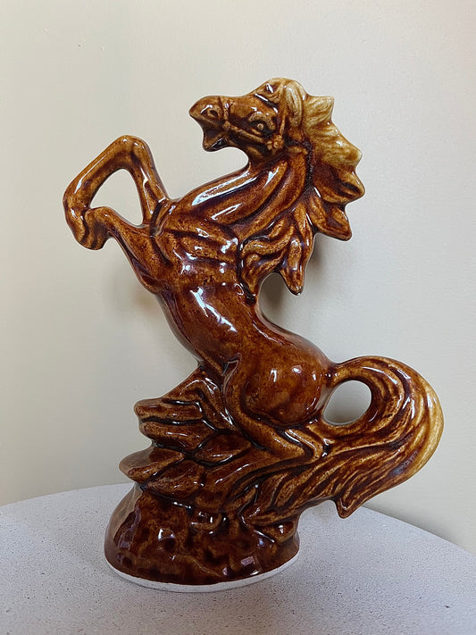 Prydnadshäst i keramik