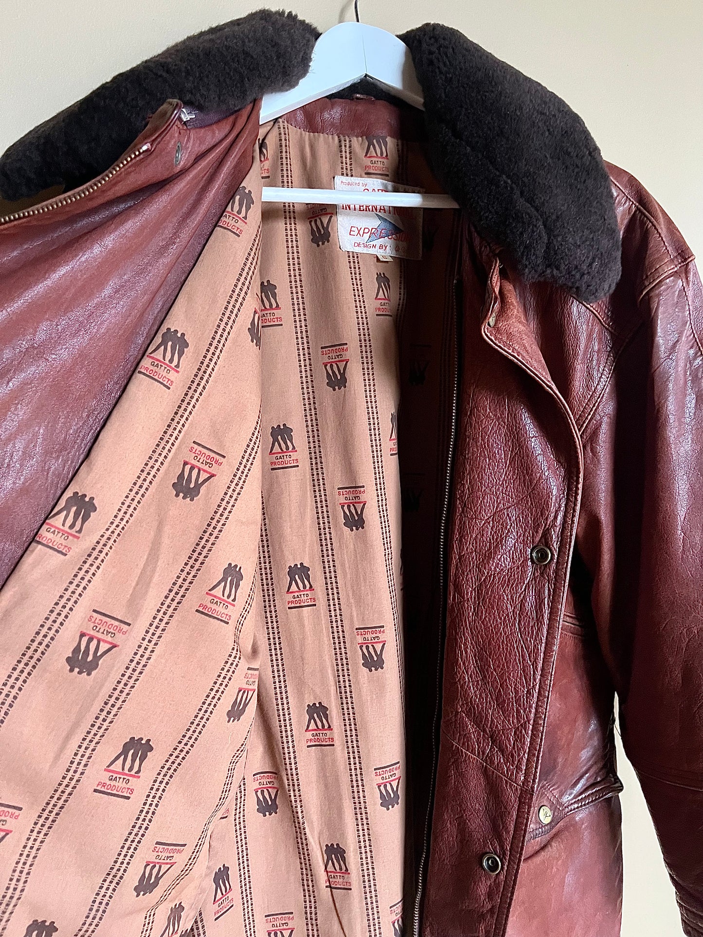 Brun skinnjacka med fårskinnskrage