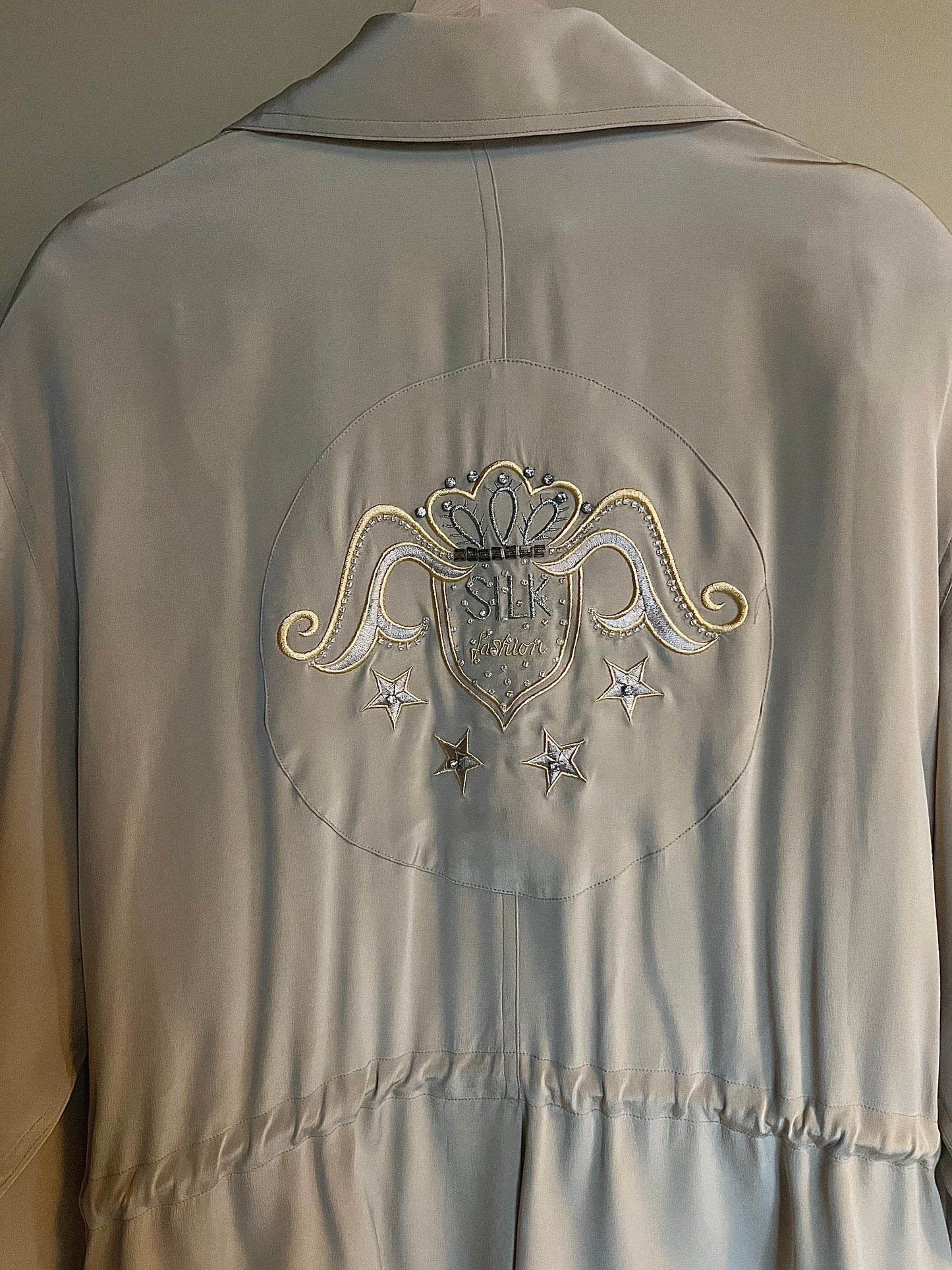 Sidenskjorta med brodyr