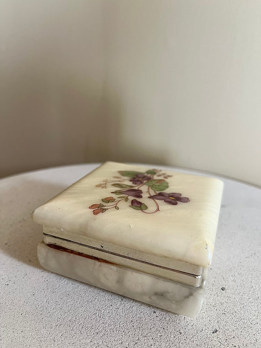 Äldre smyckesask i alabaster
