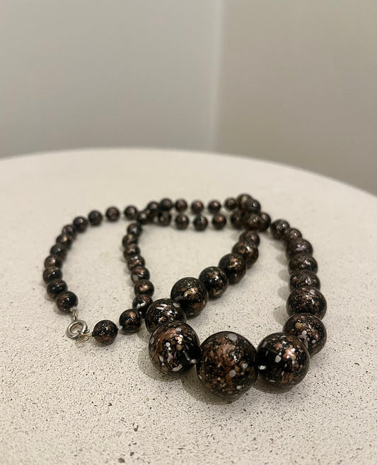 Halsband svarta/metallic pärlor
