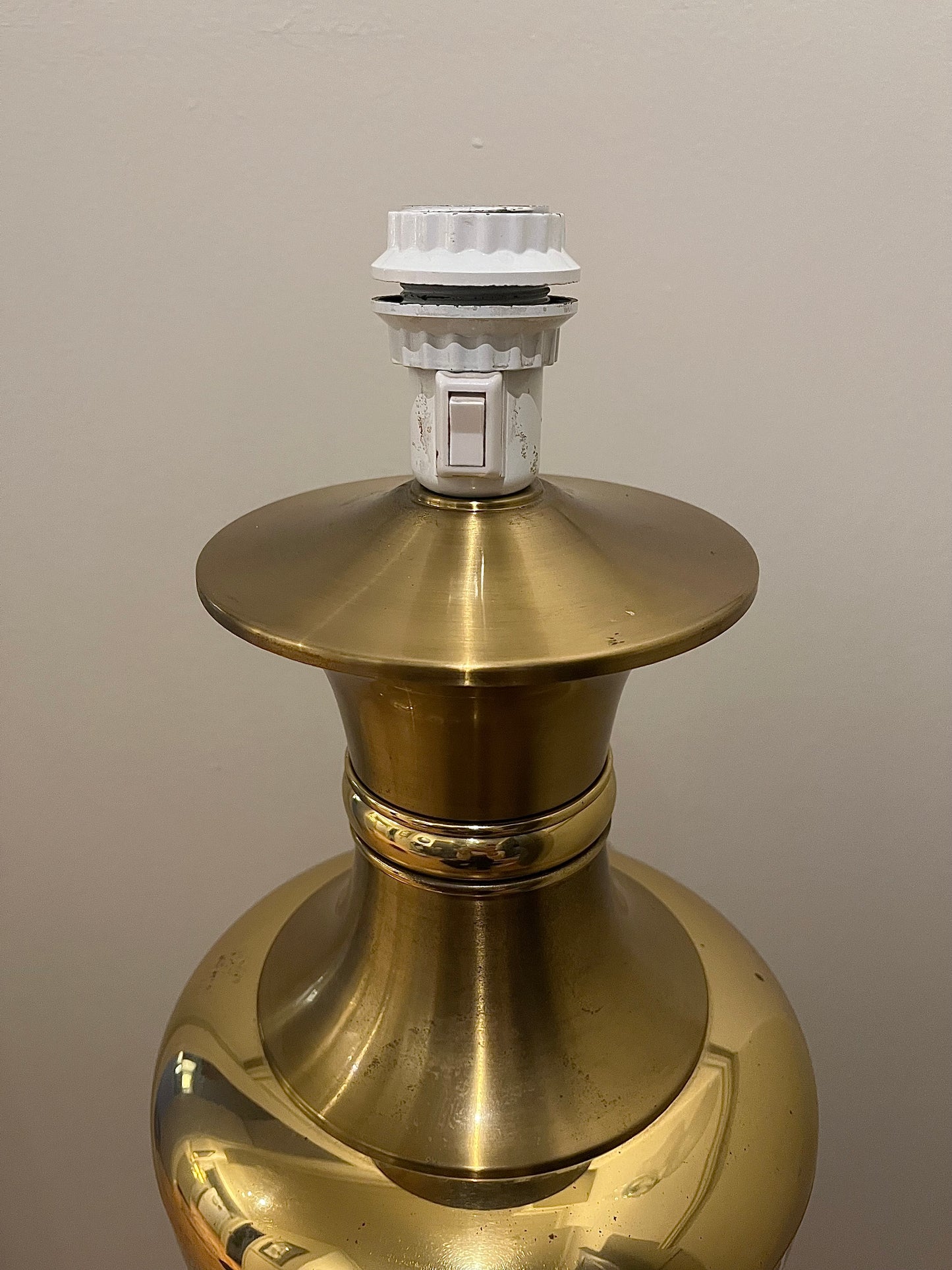Stor lampa, guldfärgad