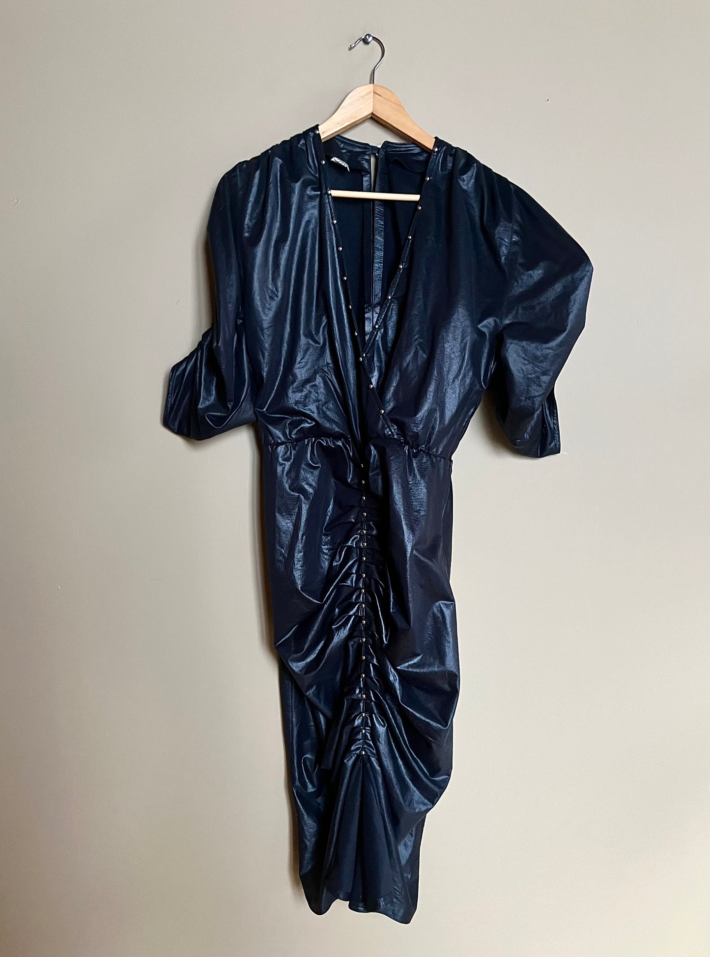 Svart klänning med nitar och rysch