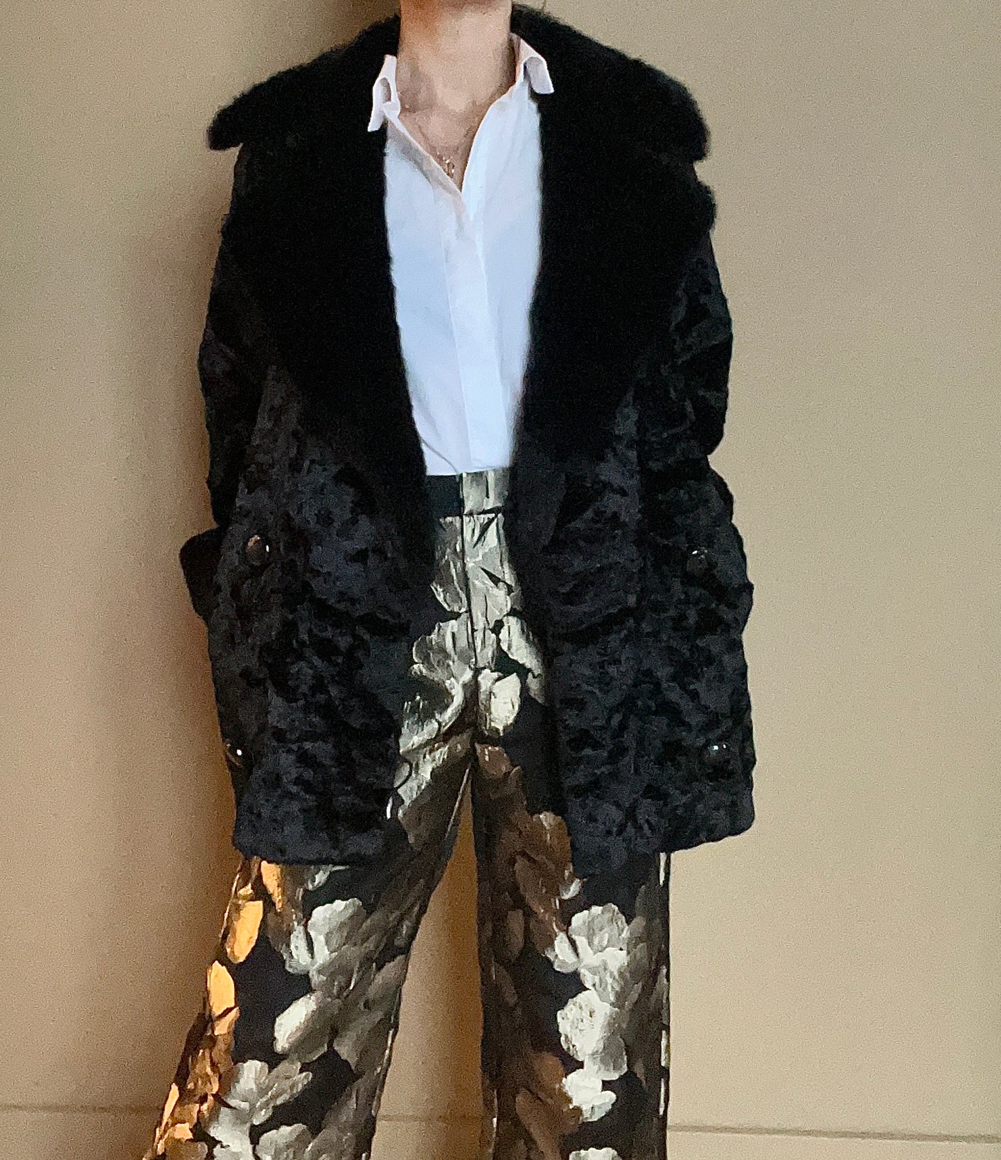 Svart kappa i faux fur