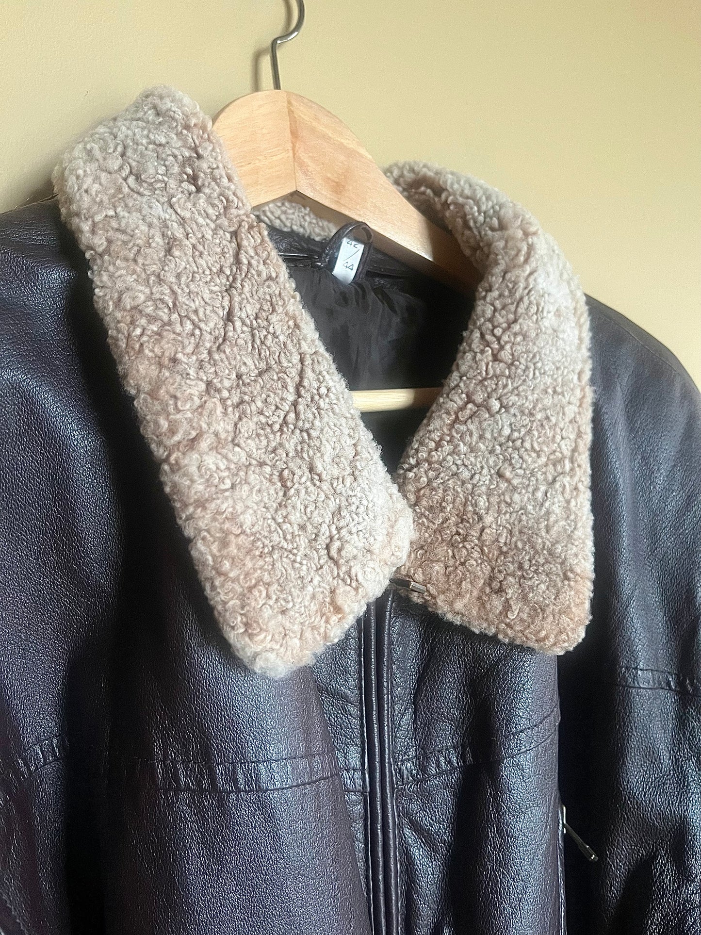 Skinnjacka med fårskinnskrage