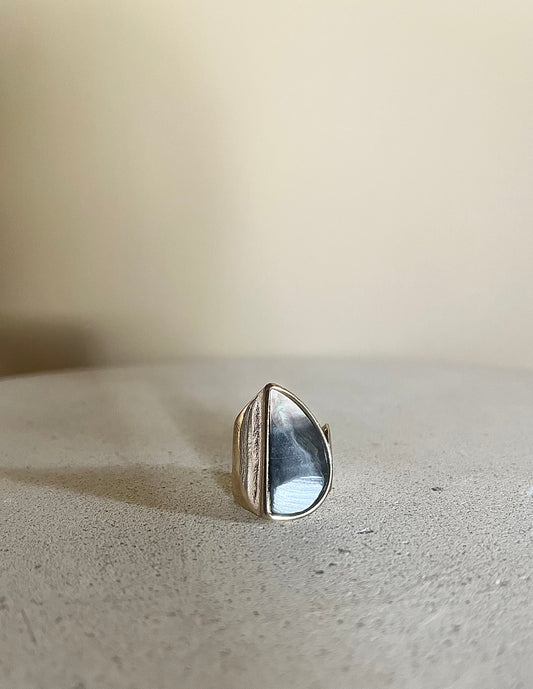 Ring med pärlemordetalj