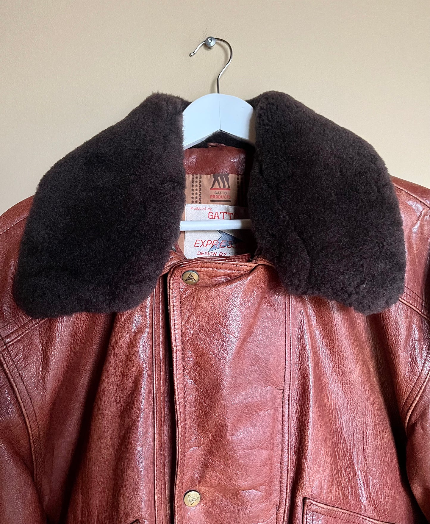 Brun skinnjacka med fårskinnskrage