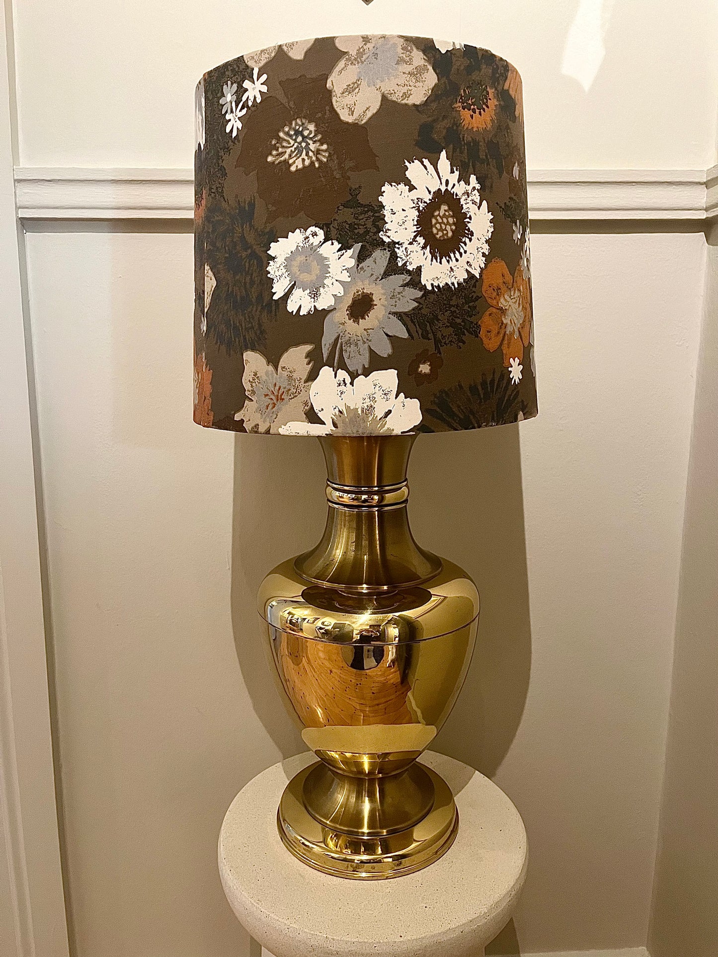 Stor lampa, guldfärgad