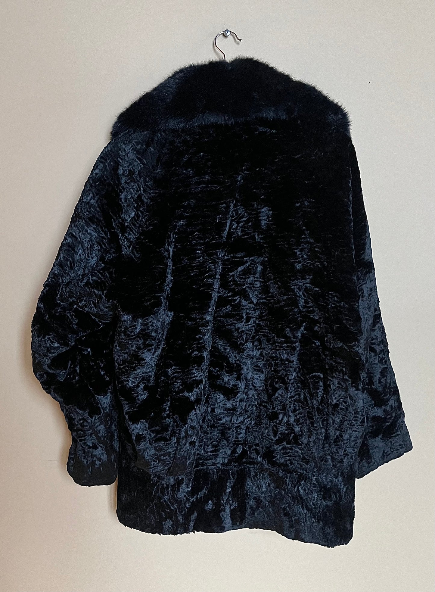 Svart kappa i faux fur