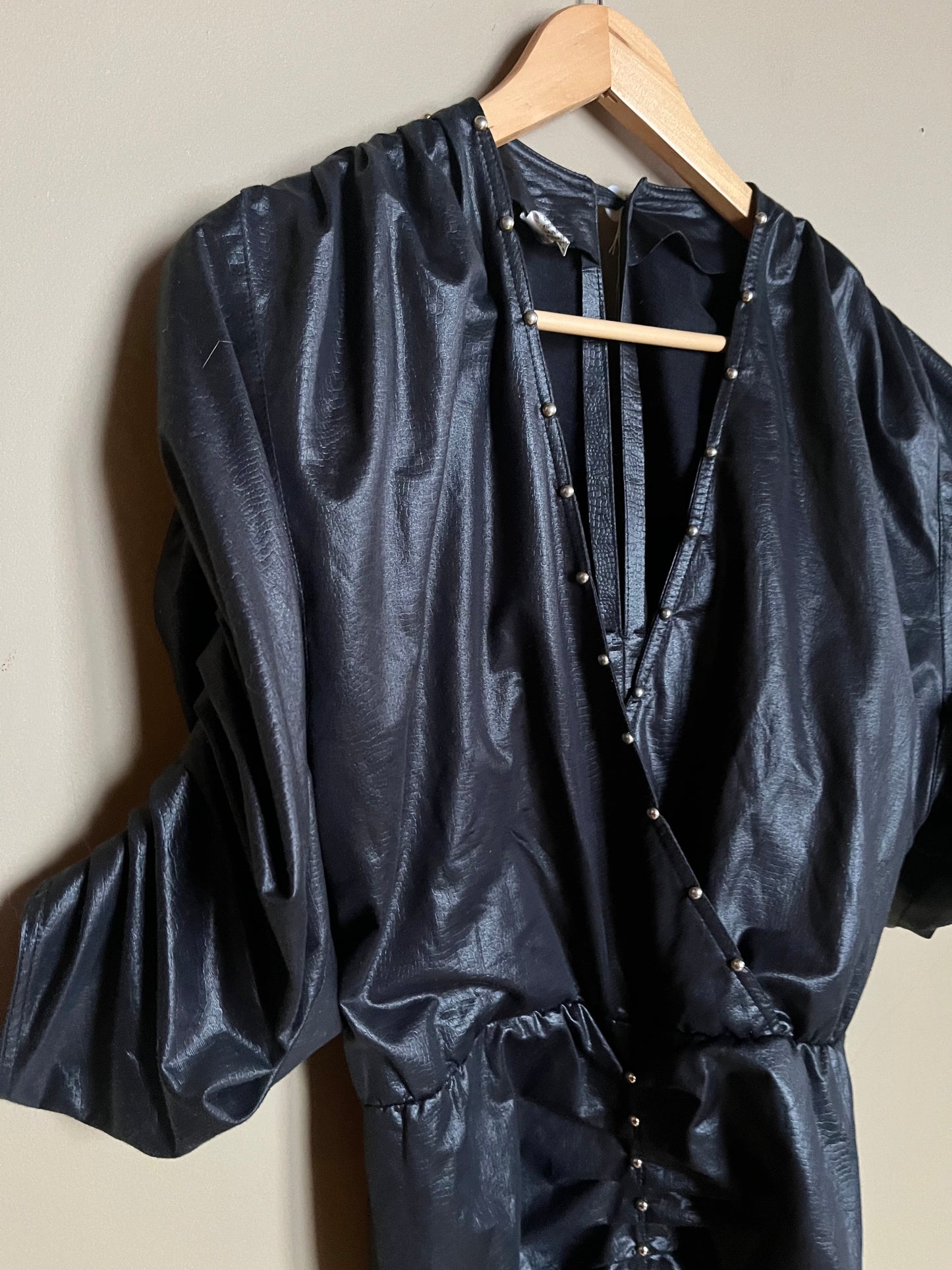 Svart klänning med nitar och rysch