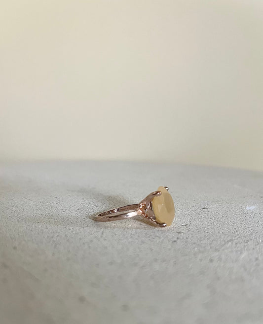 Ring med honungsgul sten